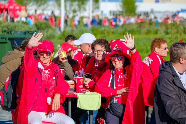 Football fans support teams on the street of the city on the day of the match between Serbia and Switzerland — Stock Photo, Image