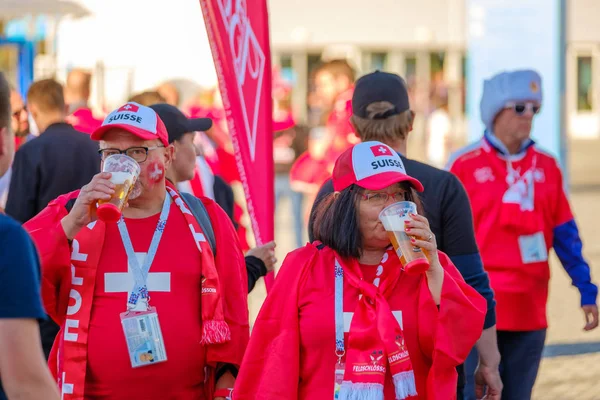 Futbol taraftarları takım Sırbistan ve İsviçre arasında maç günü şehir sokakta destek