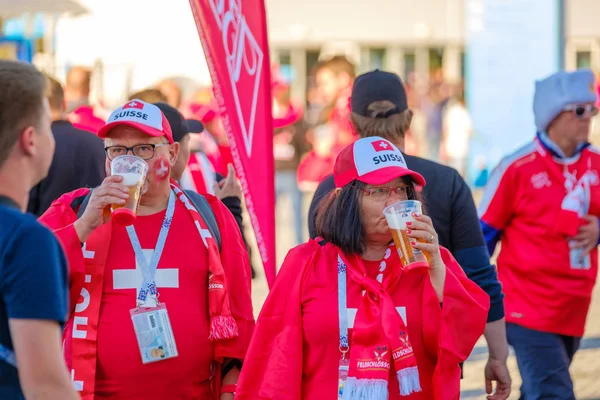 Futbol taraftarları takım Sırbistan ve İsviçre arasında maç günü şehir sokakta destek