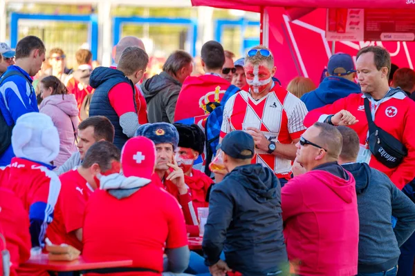 Futbol taraftarları takım Sırbistan ve İsviçre arasında maç günü şehir sokakta destek