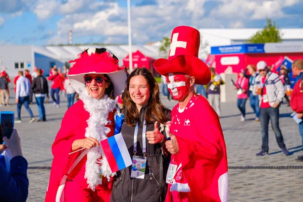 Los aficionados al fútbol apoyan a los equipos en la calle de la ciudad el día del partido entre Serbia y Suiza — Foto de Stock