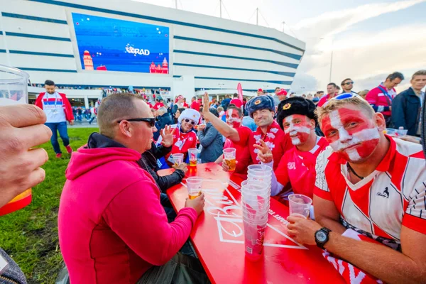 Los aficionados al fútbol apoyan a los equipos en la calle de la ciudad el día del partido entre Serbia y Suiza — Foto de Stock