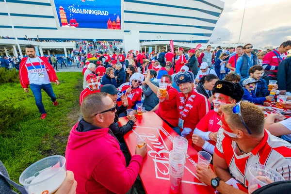 Futbol taraftarları takım Sırbistan ve İsviçre arasında maç günü şehir sokakta destek