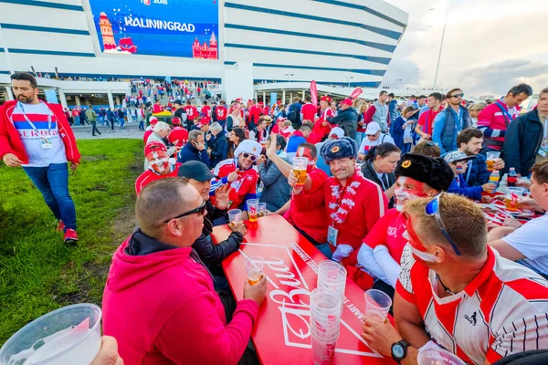 Futbol taraftarları takım Sırbistan ve İsviçre arasında maç günü şehir sokakta destek