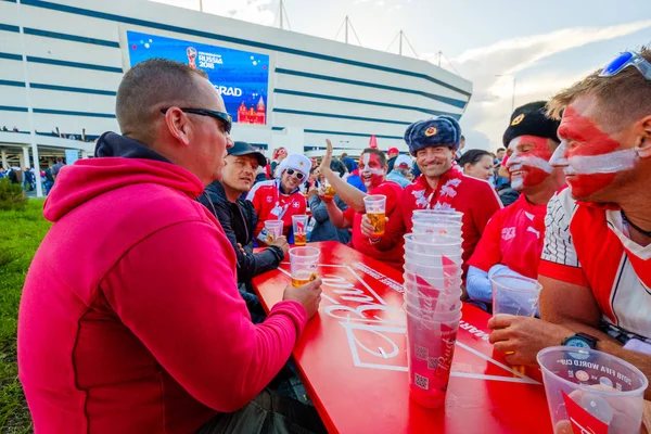 Futbol taraftarları takım Sırbistan ve İsviçre arasında maç günü şehir sokakta destek