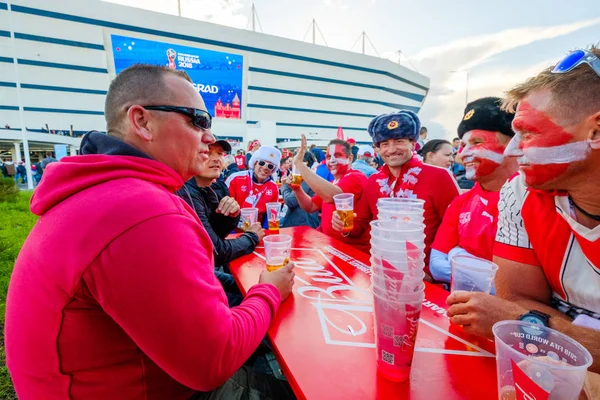Futbol taraftarları takım Sırbistan ve İsviçre arasında maç günü şehir sokakta destek