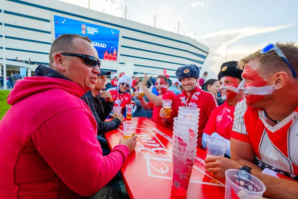 Futbol taraftarları takım Sırbistan ve İsviçre arasında maç günü şehir sokakta destek