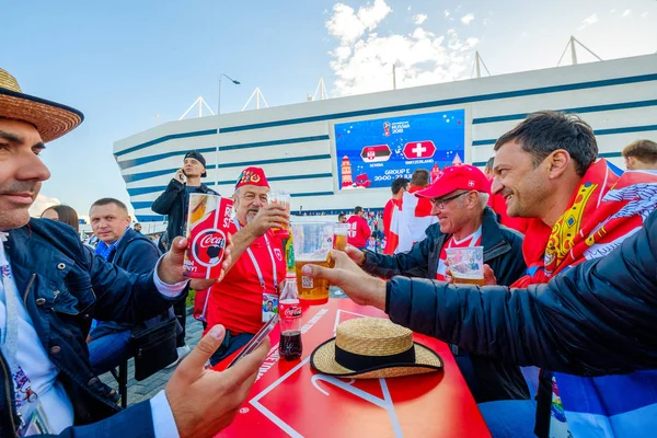 Futbol taraftarları takım Sırbistan ve İsviçre arasında maç günü şehir sokakta destek