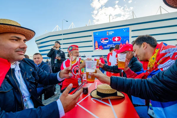 Futbol taraftarları takım Sırbistan ve İsviçre arasında maç günü şehir sokakta destek