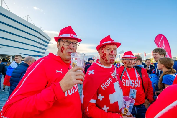 Los aficionados al fútbol apoyan a los equipos en la calle de la ciudad el día del partido entre Serbia y Suiza — Foto de Stock