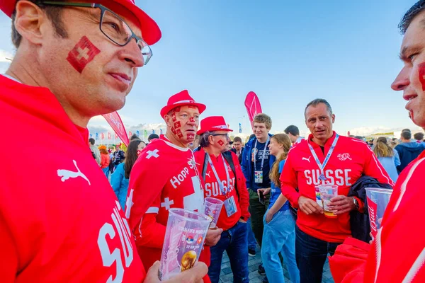 Futbol taraftarları takım Sırbistan ve İsviçre arasında maç günü şehir sokakta destek