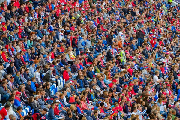 Los aficionados al fútbol apoyan a los equipos en el partido entre Serbia y Suiza — Foto de Stock