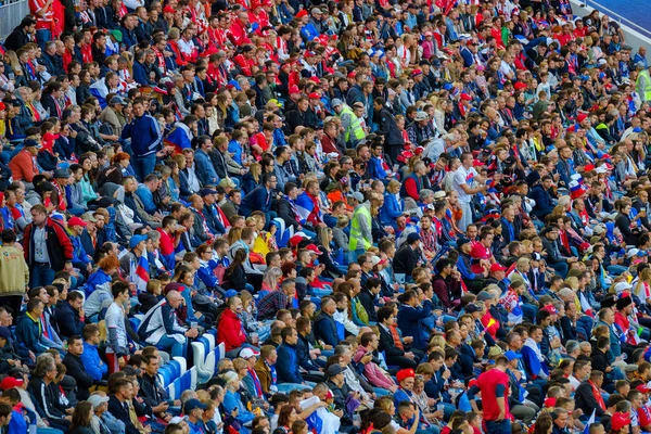 Los aficionados al fútbol apoyan a los equipos en el partido entre Serbia y Suiza — Foto de Stock