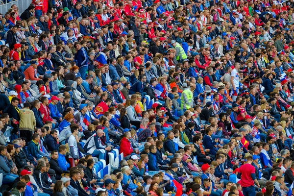 Los aficionados al fútbol apoyan a los equipos en el partido entre Serbia y Suiza — Foto de Stock