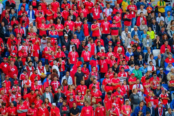 Los aficionados al fútbol apoyan a los equipos en el partido entre Serbia y Suiza — Foto de Stock