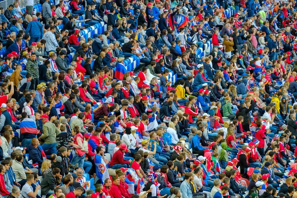 Sırbistan ve İsviçre maçı takım futbol taraftarları destek — Stok fotoğraf