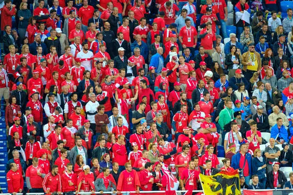 Football fans support teams on the match between Serbia and Switzerland — Stock Photo, Image