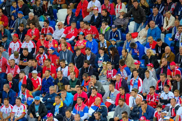 Fotbaloví fanoušci podpořit týmy na zápas mezi Srbsko a Švýcarsko — Stock fotografie