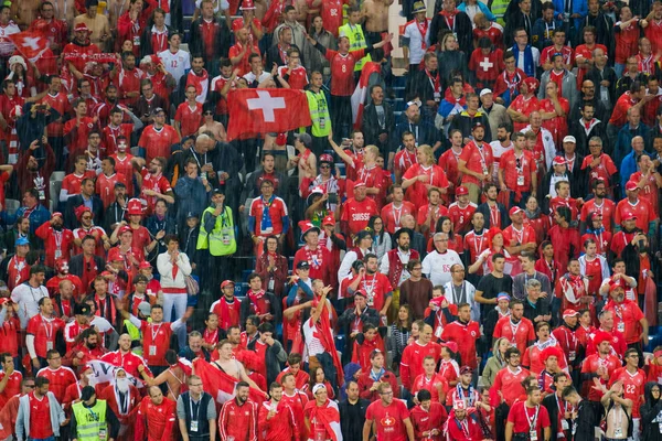 Fans sepak bola mendukung tim pada pertandingan antara Serbia dan Swiss — Stok Foto