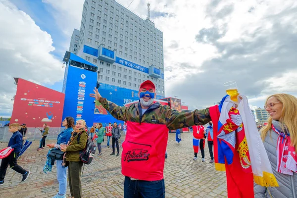 Os fãs de futebol participam do estádio Kaliningrado antes do jogo entre a Sérvia e a Suíça — Fotografia de Stock
