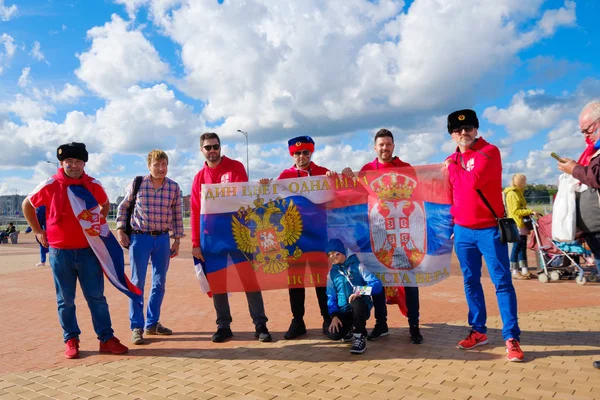 Los aficionados al fútbol asisten al estadio Kaliningrado antes del partido entre Serbia y Suiza — Foto de Stock