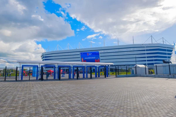 Futbol taraftarları stadion Kaliningrad Sırbistan ve İsviçre arasındaki maçtan önce katılmak