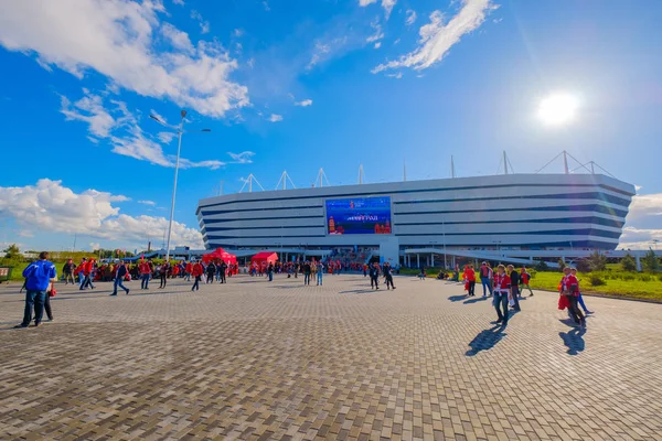 Fußballfans besuchen das Stadion Kaliningrad vor dem Spiel zwischen Serbien und der Schweiz — Stockfoto