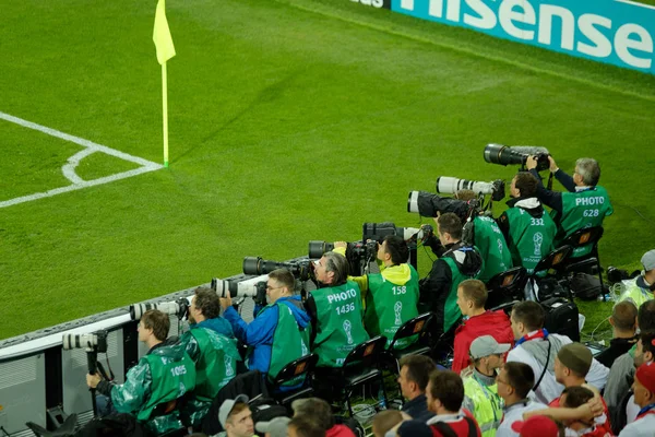 Fotógrafos de fútbol en el partido entre Serbia y Suiza — Foto de Stock