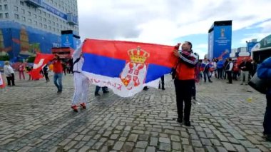Futbol taraftarları takım Sırbistan ve İsviçre arasında maç günü şehir sokakta destek
