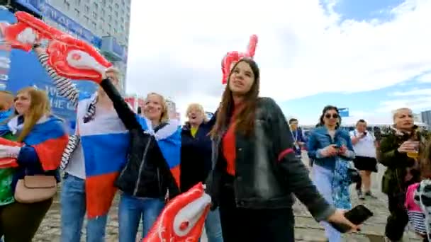 Футбольные болельщики поддерживают команды на улице города в день матча между Сербией и Швейцарией — стоковое видео
