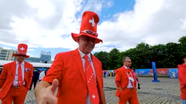 Football fans support teams on the street of the city on the day of the match between Serbia and Switzerland — Stock Video