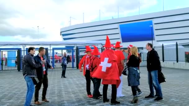 Τους οπαδούς του ποδοσφαίρου ομάδες υποστήριξης στο δρόμο της πόλης την ημέρα του αγώνα ανάμεσα στη Σερβία και η Ελβετία — Αρχείο Βίντεο