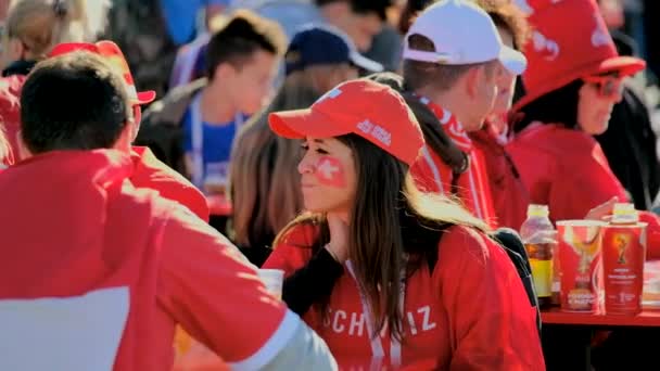 Fãs de futebol apoiam equipes na rua da cidade no dia do jogo entre Sérvia e Suíça — Vídeo de Stock