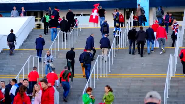 Fußballfans besuchen das Stadion Kaliningrad vor dem Spiel zwischen Serbien und der Schweiz — Stockvideo