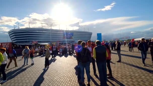 Los aficionados al fútbol asisten al estadio Kaliningrado antes del partido entre Serbia y Suiza — Vídeo de stock