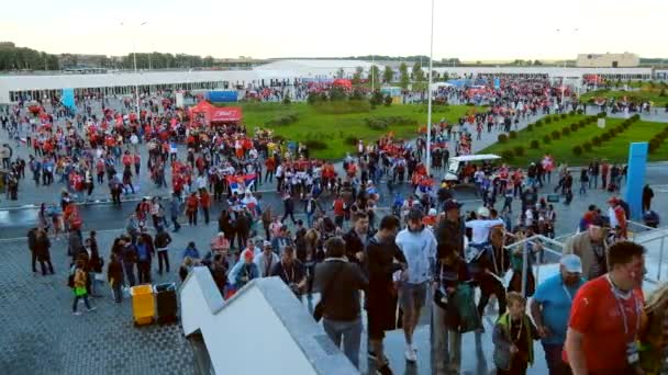 Футбольные болельщики посещают стадион Калининград перед матчем между Сербией и Швейцарией — стоковое видео