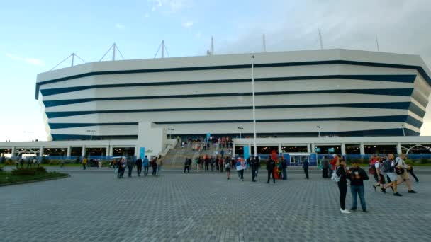 Los aficionados al fútbol asisten al estadio Kaliningrado antes del partido entre Serbia y Suiza — Vídeos de Stock