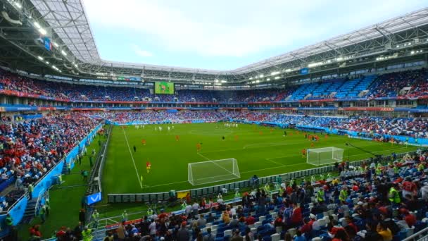 Fotbollsfans delta stadion Kaliningrad innan matchen mellan Serbien och Schweiz — Stockvideo