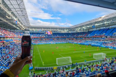 Futbol taraftarları stadion Kaliningrad Sırbistan ve İsviçre arasındaki maçtan önce katılmak