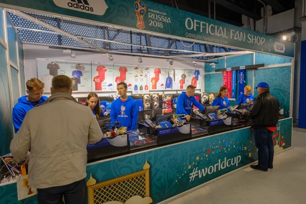 Fotboll köper souvenirer på officiella shop i stadion Kaliningrad — Stockfoto