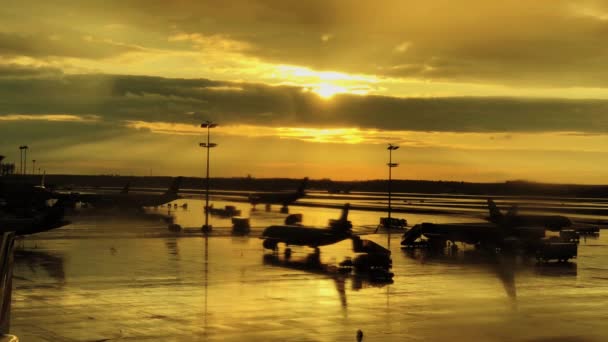 Internationale Flughafenlandschaft bei Sonnenuntergang — Stockvideo