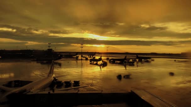 Internationale luchthaven landschap op zonsondergang — Stockvideo