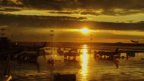 Internationale luchthaven landschap op zonsondergang — Stockvideo