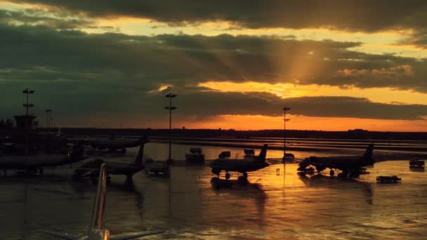 Internationale Luchthaven Landschap Bij Zonsondergang — Stockvideo