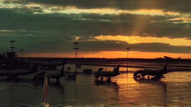 Internationale luchthaven landschap op zonsondergang — Stockvideo