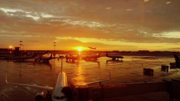 Internationale luchthaven landschap op zonsondergang — Stockvideo