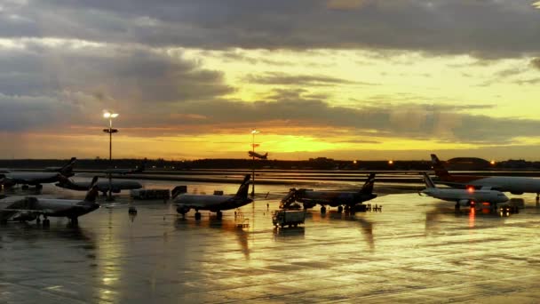 Internationale Flughafenlandschaft bei Sonnenuntergang — Stockvideo