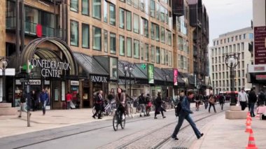 İnsanlar ve şehir ulaşım gün zaman eski şehir merkezinde