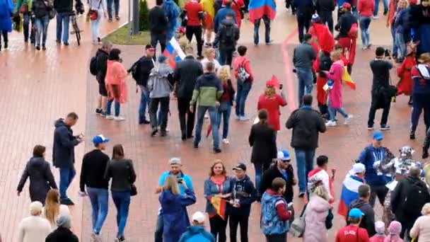 Fotbollsfans delta stadion Kaliningrad innan matchen mellan Spanien och Marocko — Stockvideo