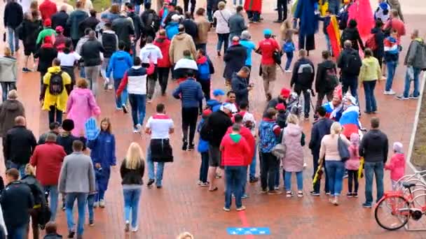 Los aficionados al fútbol asisten al estadio Kaliningrado antes del partido entre España y Marocco — Vídeos de Stock